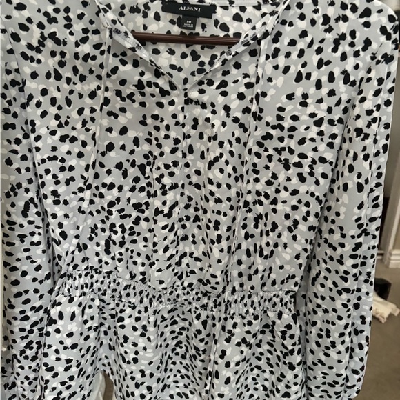 alfani tops blouses Size Petite Medium Animal Print Comfy Black/White Longsleeve - Picture 2 of 9
